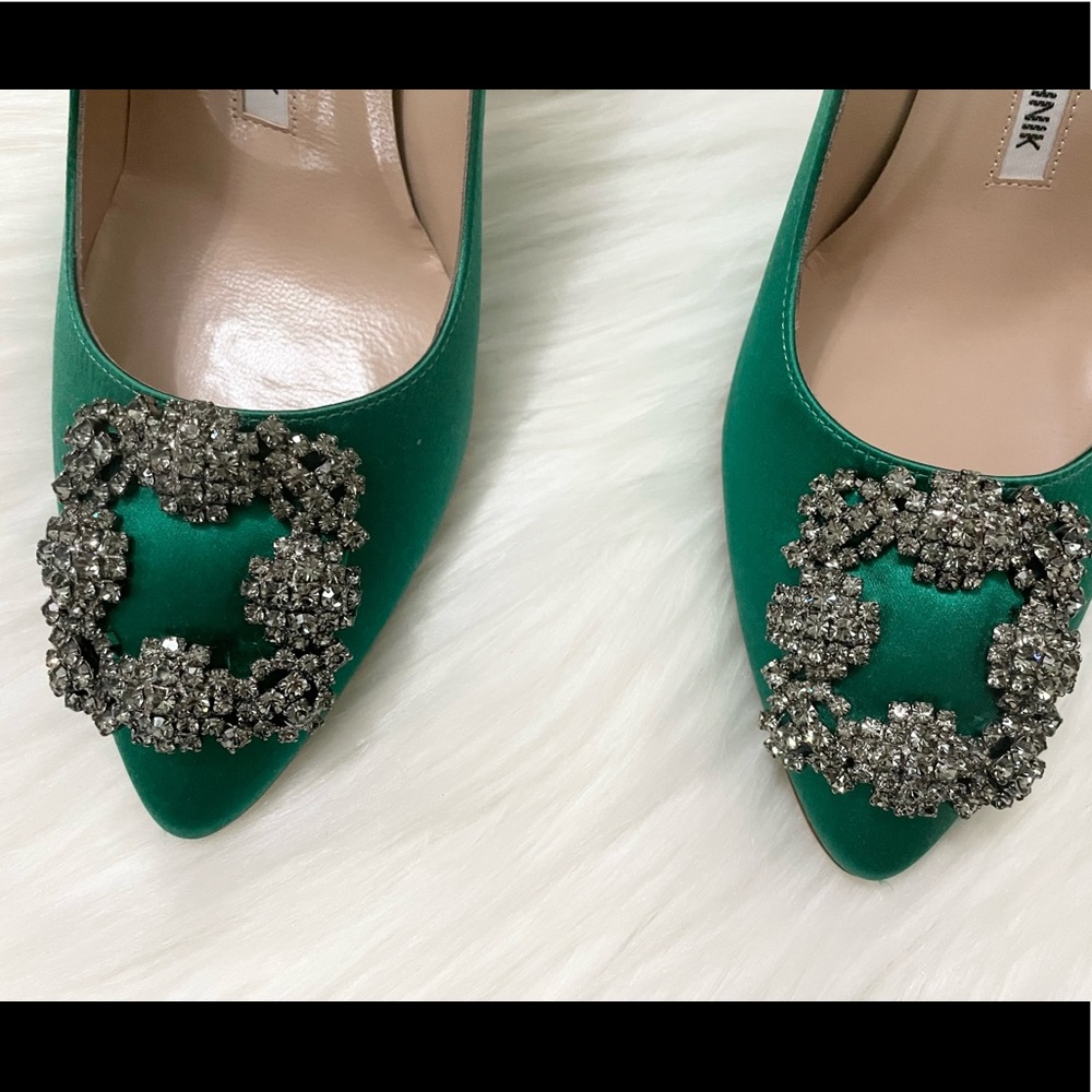 Manolo Blahnik Hangisi 90 Embellished Satin Pumps - Picture 4 of 10